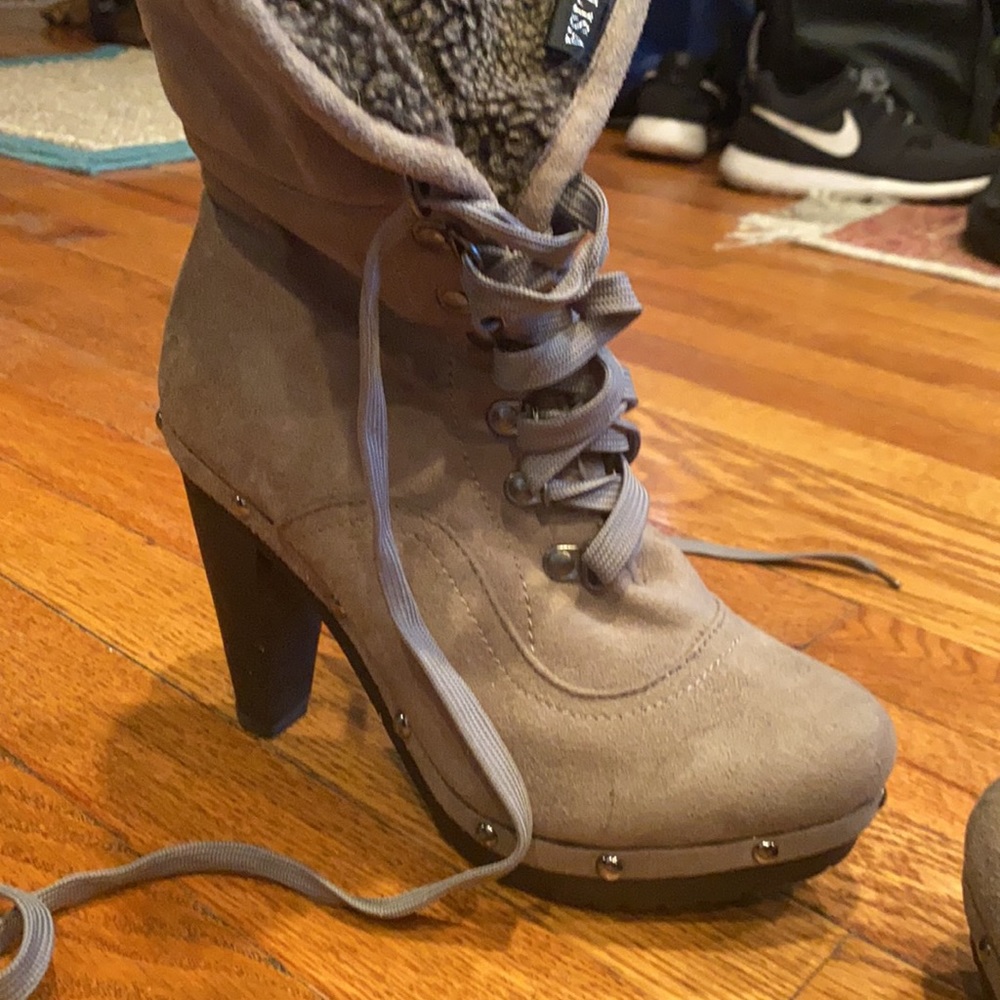 Women grey suede ankle boots with shearling lining. - Picture 4 of 9